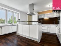 Prodej bytu 3+1, Ostrov, Hlavní třída, 76 m2