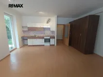 Pronájem bytu 1+kk, Lety, Karlštejnská, 39 m2