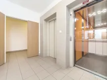 Pronájem garážového stání, Praha - Troja, Hnězdenská, 13 m2