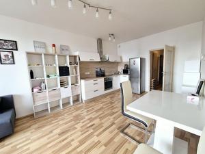 Pronájem bytu 2+kk, Praha - Vysočany, Freyova, 42 m2