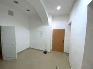 Prodej obchodního prostoru, Karlovy Vary, Mariánskolázeňská, 69 m2