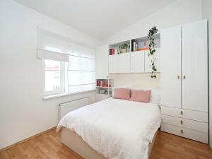 Pronájem bytu 2+kk, Praha - Holešovice, U garáží, 45 m2