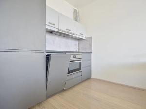 Pronájem bytu 1+kk, Praha - Střížkov, Makedonská, 37 m2