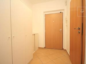 Pronájem bytu 1+kk, Praha - Záběhlice, Velenovského, 29 m2