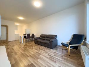 Pronájem bytu 2+kk, Praha - Strašnice, Zvěřinova, 72 m2