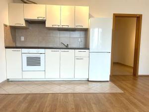 Pronájem bytu 1+kk, Praha - Horní Měcholupy, Modenská, 37 m2