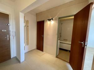 Pronájem bytu 2+kk, Brno - Bohunice, Uzbecká, 4488 m2