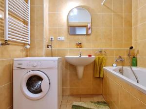 Pronájem bytu 1+kk, Praha - Kunratice, Za valem, 38 m2
