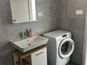 Pronájem bytu 1+kk, Praha - Kbely, Sedlářova, 33 m2