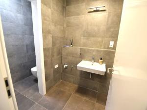 Pronájem obchodního prostoru, Praha - Modřany, Zlochova, 57 m2