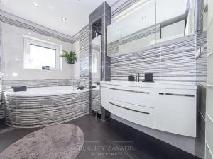 Prodej vily, Praha - Suchdol, Osvobození, 314 m2