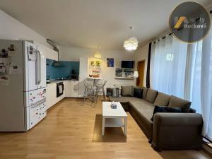Pronájem bytu 1+kk, Praha - Košíře, Pod Klamovkou, 48 m2