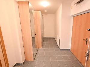 Pronájem bytu 1+kk, Praha - Řeporyje, Wiesenthalova, 61 m2