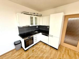 Prodej bytu 2+kk, Praha - Štěrboholy, Laudonova, 64 m2