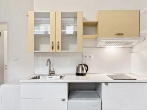 Pronájem bytu 1+kk, Praha - Kobylisy, Pod Kynclovkou, 19 m2