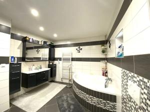 Pronájem rodinného domu, Klecany, Na vršku, 140 m2