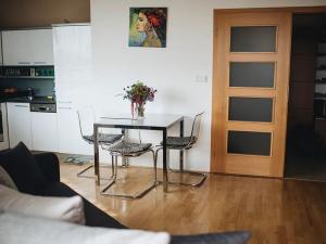 Pronájem bytu 2+kk, Praha - Vršovice, Pod stupni, 56 m2