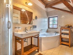 Prodej bytu 6+kk a větší, Bříství, 375 m2