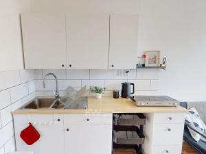 Pronájem bytu 2+kk, Praha - Prosek, Lovosická, 25 m2