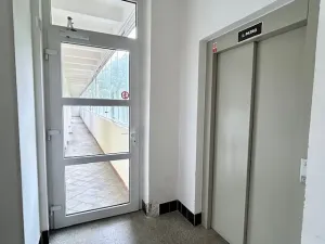 Pronájem bytu 1+1, Praha - Holešovice, Osadní, 44 m2