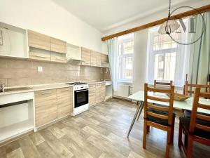Pronájem bytu 2+1, České Budějovice, Dobrovodská, 98 m2