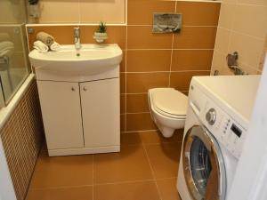 Pronájem bytu 1+kk, Praha - Jinonice, U kříže, 49 m2