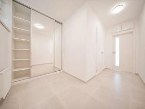 Pronájem bytu 1+kk, Praha - Horní Měcholupy, Milánská, 37 m2