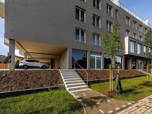 Prodej obchodního prostoru, Praha - Hostavice, Českobrodská, 100 m2