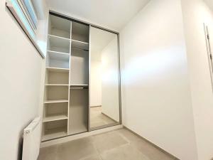Pronájem bytu 1+kk, Praha - Horní Měcholupy, Milánská, 37 m2