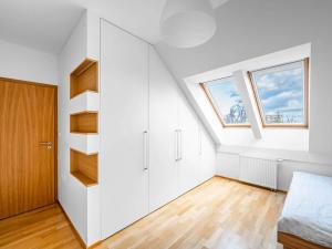 Pronájem bytu 4+kk, Praha - Prosek, U proseckého kostela, 93 m2