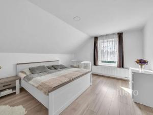 Pronájem rodinného domu, Mukařov, Kopretinová, 140 m2