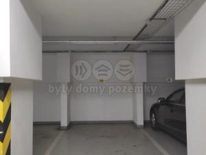 Pronájem garážového stání, Praha, Jeremenkova, 12 m2