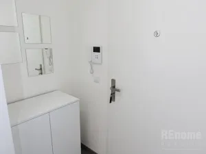 Pronájem bytu 1+kk, Praha - Karlín, Sokolovská, 35 m2