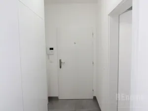 Pronájem bytu 1+kk, Praha - Karlín, Sokolovská, 35 m2
