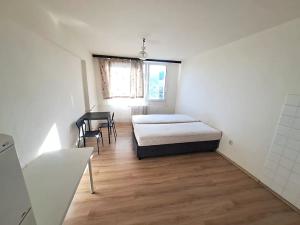 Pronájem bytu 1+kk, Praha - Radotín, Vrážská, 28 m2
