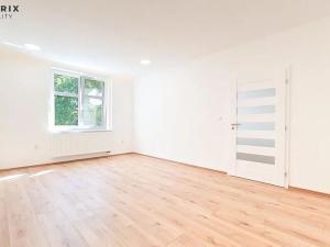Prodej bytu 2+kk, Králův Dvůr, náměstí Míru, 55 m2