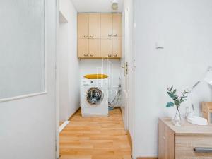 Pronájem bytu 4+1, Praha - Černý Most, Doležalova, 90 m2