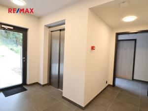 Pronájem bytu 1+kk, Praha - Hlubočepy, Na Zlíchově, 30 m2
