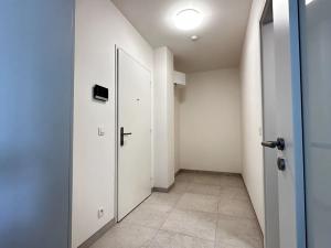 Pronájem bytu 2+kk, Praha - Hostavice, Českobrodská, 56 m2