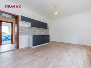 Pronájem bytu 1+1, Jesenice, Školní, 45 m2