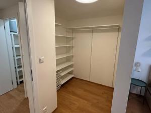 Pronájem bytu 2+kk, Praha - Holešovice, U Pergamenky, 56 m2