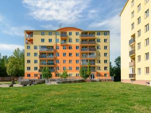 Pronájem garážového stání, Klecany, V Honech, 12 m2