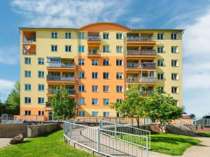 Pronájem garážového stání, Klecany, V Honech, 12 m2