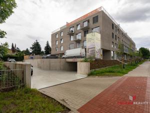 Pronájem bytu 1+kk, Praha - Hostavice, Českobrodská, 35 m2