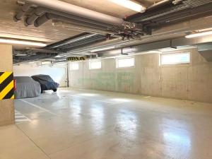 Pronájem garážového stání, Praha - Hlubočepy, Chlupáčova, 40 m2