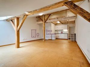 Pronájem atypického bytu, Jindřichův Hradec, nám. Míru, 50 m2