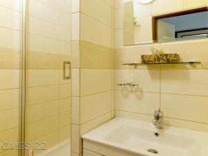 Pronájem bytu 2+1, Praha - Kobylisy, Rajmonova, 48 m2