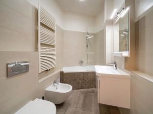 Prodej bytu 2+kk, Praha - Staré Město, U obecního dvora, 70 m2
