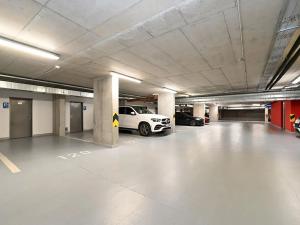 Pronájem garážového stání, Praha - Karlín, Rohanské nábřeží, 13 m2