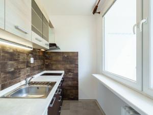 Pronájem bytu 1+kk, Praha - Prosek, Veltruská, 33 m2